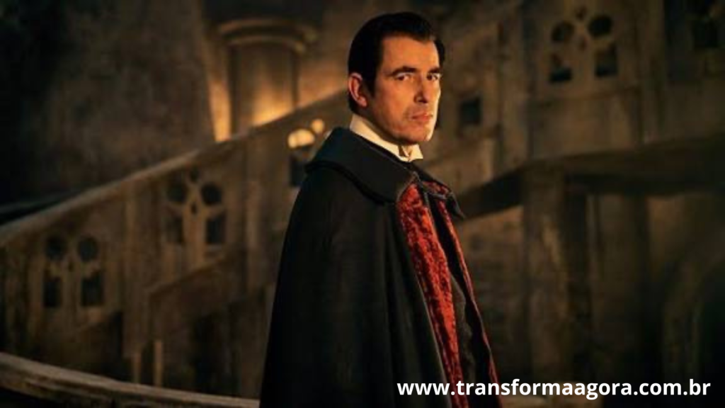 Homem com capa e um olhar serio 