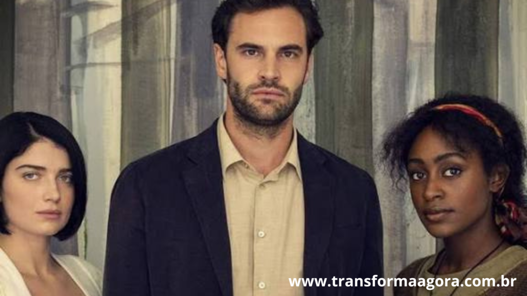 Um mulher de pele branca um homem de barba caucasiano e uma mulher negra do lado esquedo. Ambas estão ao lado desse homem.